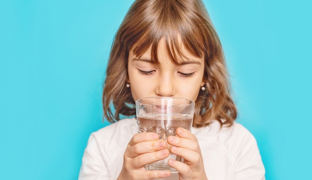 menina beber água de um copo