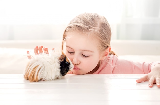 Menina, beijando, porco guinea