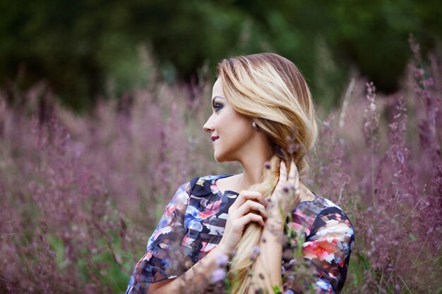 Menina beleza, ao ar livre, desfrutando, natureza