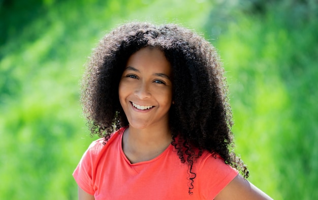 Menina bonita adolescente afro