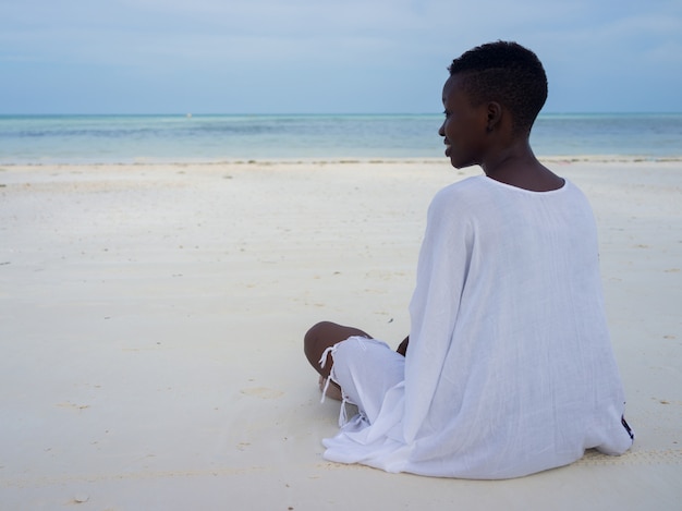 Menina bonita africana na praia tropical