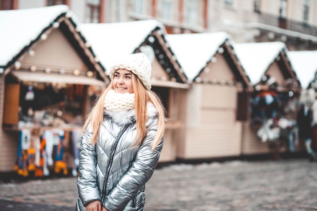 Menina bonita andando na feira de natal