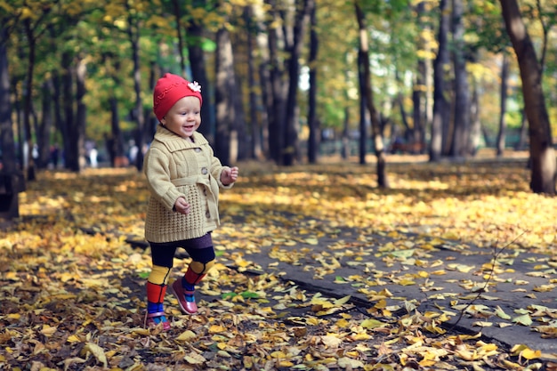 Menina bonita andando no parque outono