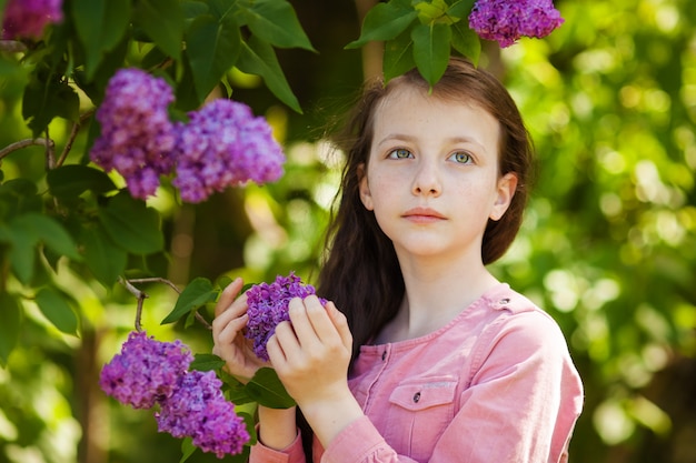 Menina bonita, apreciando o jardim lilás