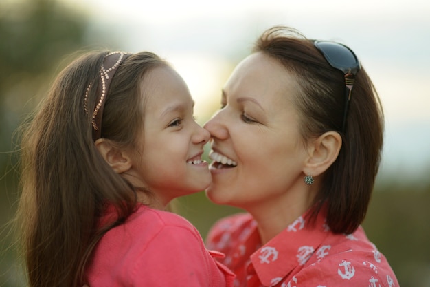 Foto menina bonita com a mãe no parque