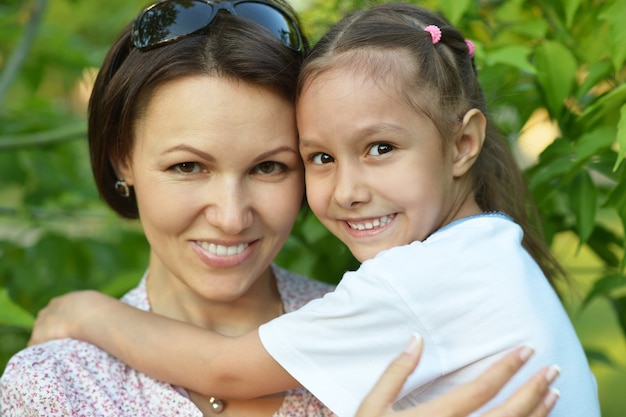 Menina bonita com a mãe no parque