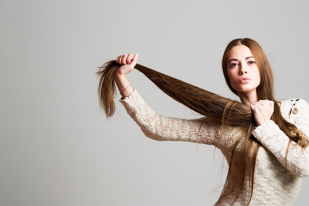 Menina bonita com cabelo comprido