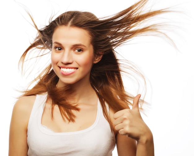 Foto menina bonita com cabelo grande esvoaçante