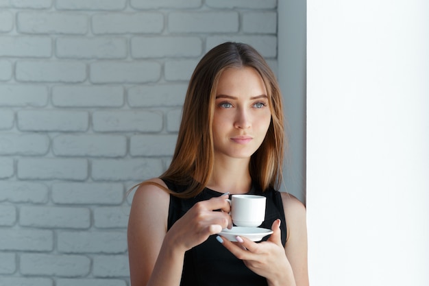 Menina bonita com café