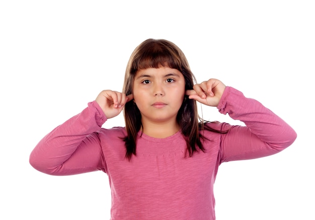 Foto menina bonita com camiseta rosa cobrindo as orelhas