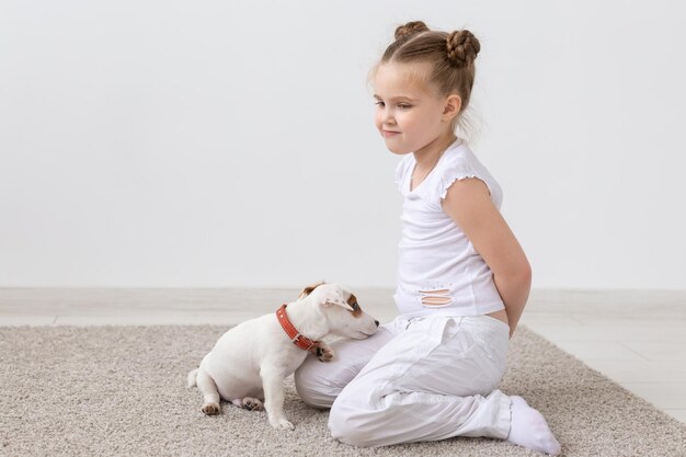 Foto menina bonita com cão em mulher contra fundo branco