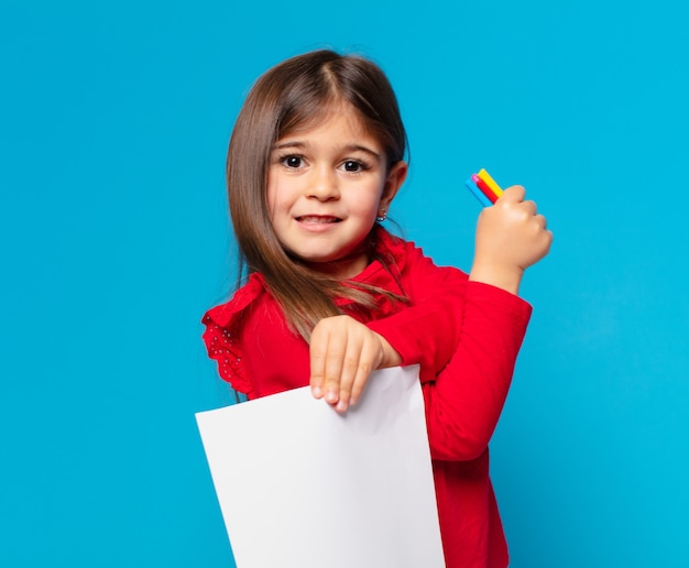 Menina bonita com expressão feliz e uma folha de papel