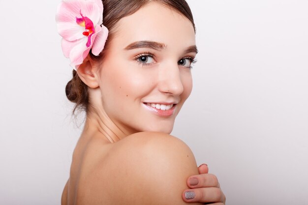 Menina Bonita Com Flores Da Orquídea.