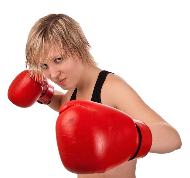 Menina bonita com luvas de boxe vermelhas