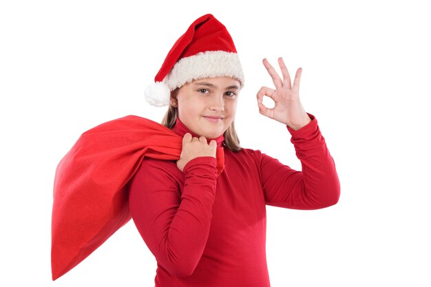 Menina bonita com o chapéu do Natal que diz ESTÁ BEM em um fundo excedente branco