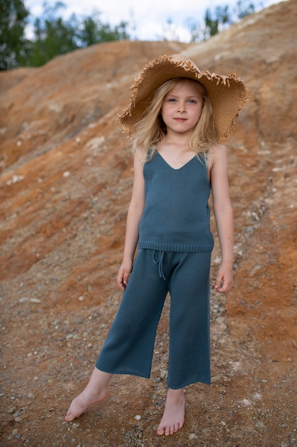 Menina bonita com roupas elegantes em um cenário da natureza