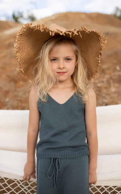 Menina bonita com roupas elegantes em um cenário da natureza