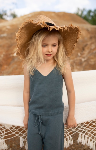 Menina bonita com roupas elegantes em um cenário da natureza