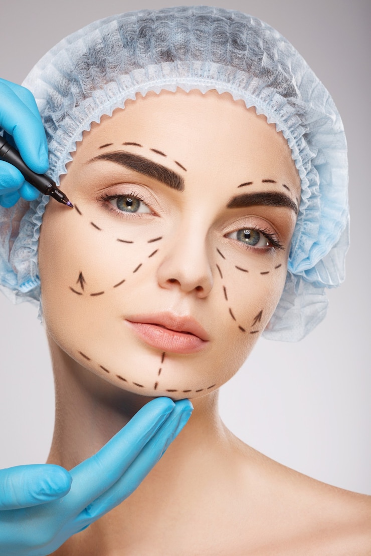 Foto menina bonita com sobrancelhas escuras, usando chapéu azul médico na parede, as mãos do médico usando luvas azuis desenhando linhas de perfuração no rosto, conceito de cirurgia plástica.