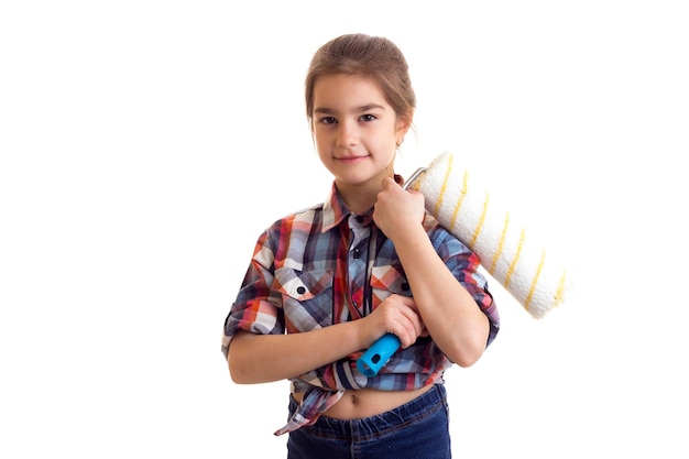 Foto menina bonita com trança castanha longa na camisa xadrez e jeans azul, segurando o rolo branco