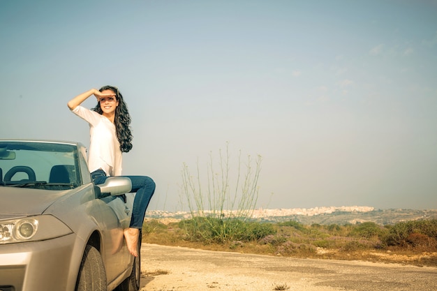 Menina bonita com um carro cabrio