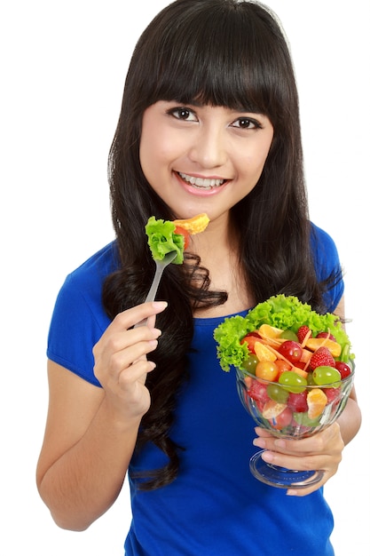 Menina bonita, comer salada de frutas, café da manhã saudável e fresco, dieta e conceito de cuidados de saúde