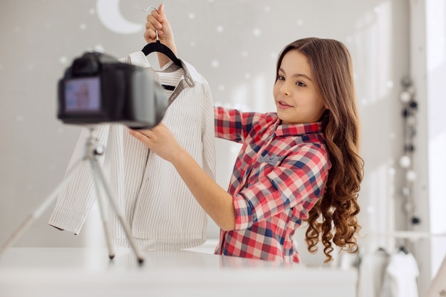 Foto menina bonita curtindo com o público na frente da câmera