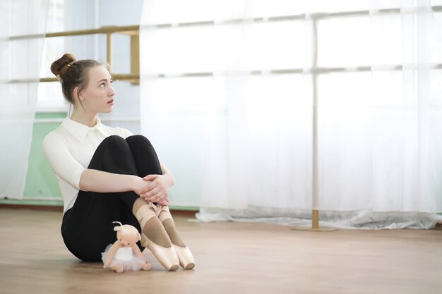 Foto menina bonita dançarina de balé praticando indoor