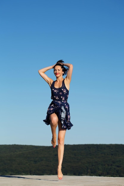 Menina bonita de vestido azul