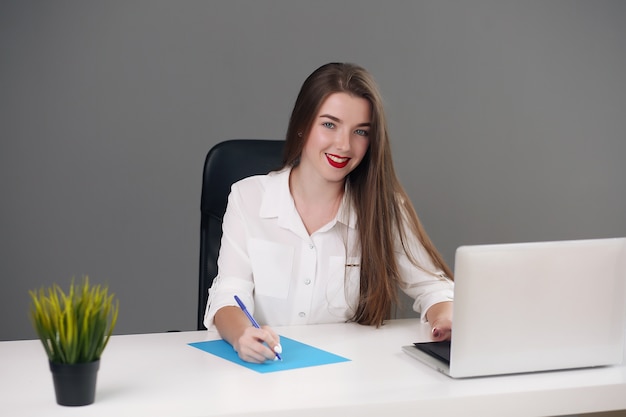 Menina bonita desenvolve conceito e plano de projeto. mulher de negócios.