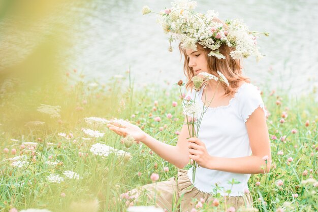 Menina bonita, desfrutando da natureza