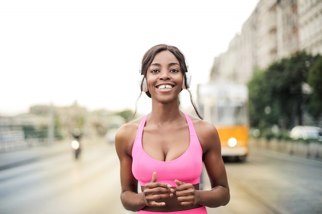 Foto menina bonita desportiva afro