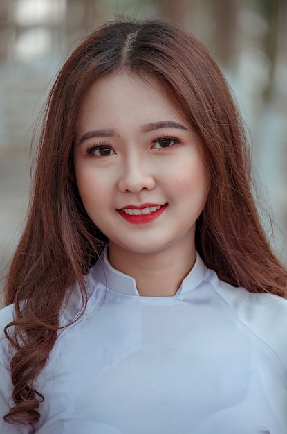 Foto menina bonita em ao dai viet nam