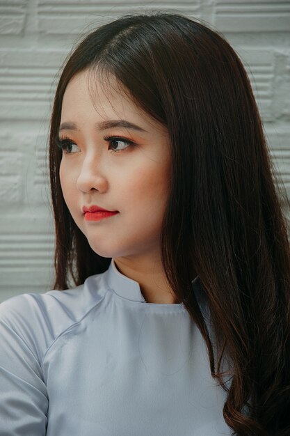 Foto menina bonita em ao dai viet nam