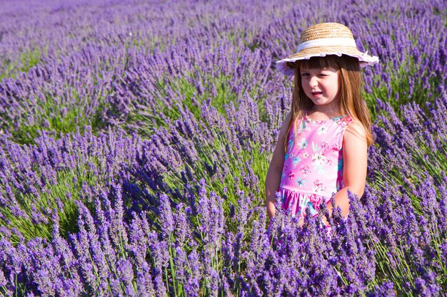 Menina bonita em campos de lavanda