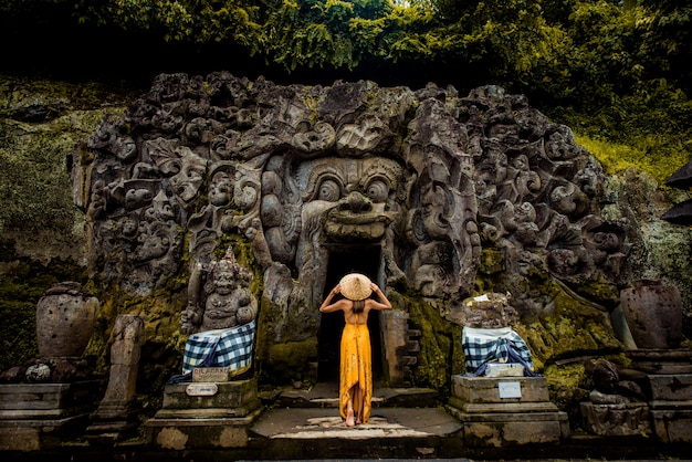 Menina bonita em Goa Gajah, Bali