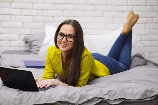 Menina bonita em roupas casuais o aluno se prepara para a sessão