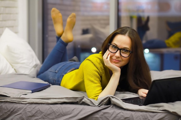 Menina bonita em roupas casuais O aluno se prepara para a sessão