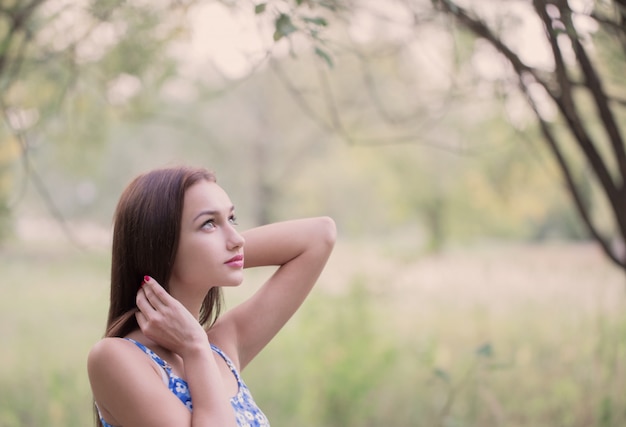 Menina bonita em um parque de verão