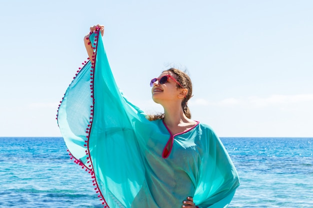 Menina bonita está posando em um vestido azul