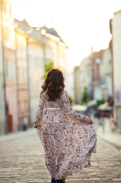 Menina bonita faz um passeio pela cidade antiga de leões