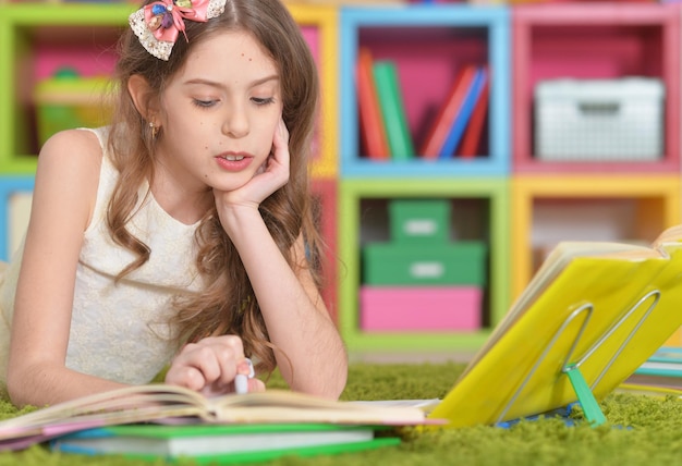 Menina bonita fazendo lição de casa em casa