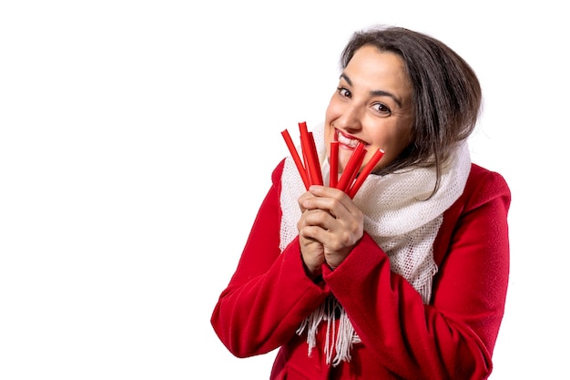 Menina bonita feliz com ela trata o conceito de comida insalubre