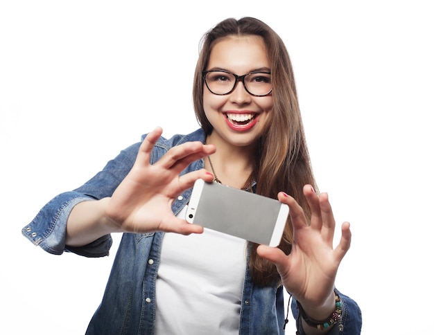 Menina bonita hipster tomando selfie Conceito de estilo de vida jovem e feliz