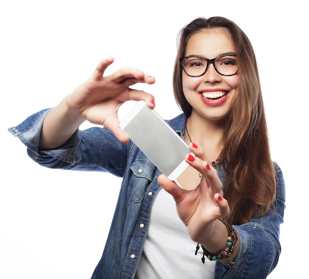 Menina bonita hipster tomando selfie Conceito de estilo de vida jovem e feliz