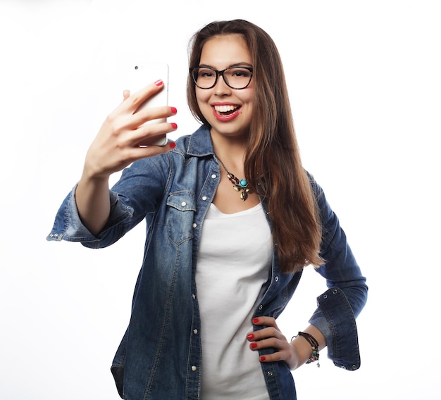 Menina bonita hipster tomando selfie conceito de estilo de vida jovem e feliz