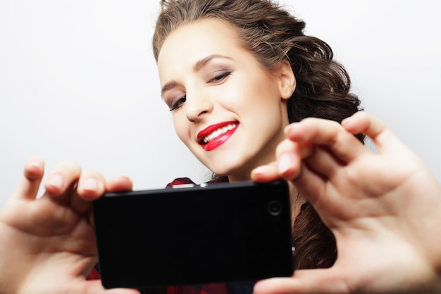 Menina bonita hipster tomando selfie Jovem e feliz