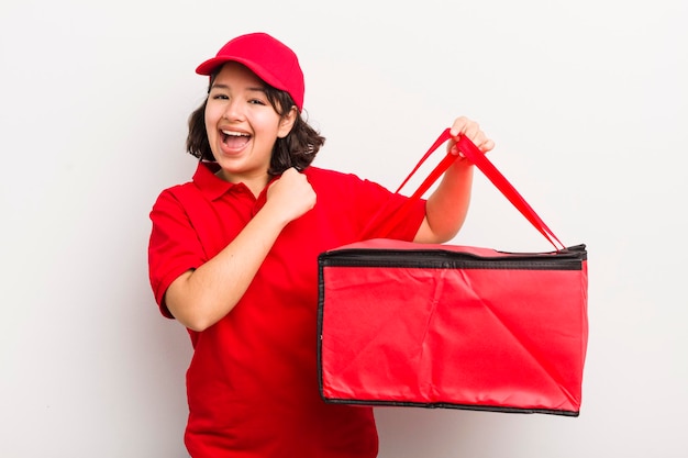 Menina bonita hispânica se sentindo feliz e enfrentando um desafio ou celebrando o conceito de entrega de fast food