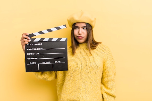 Menina bonita hispânica se sentindo triste chateada ou com raiva e olhando para o conceito de cinema lateral