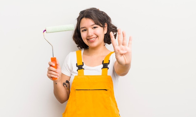 Menina bonita hispânica sorrindo e parecendo amigável mostrando o conceito de casa de pintura número quatro